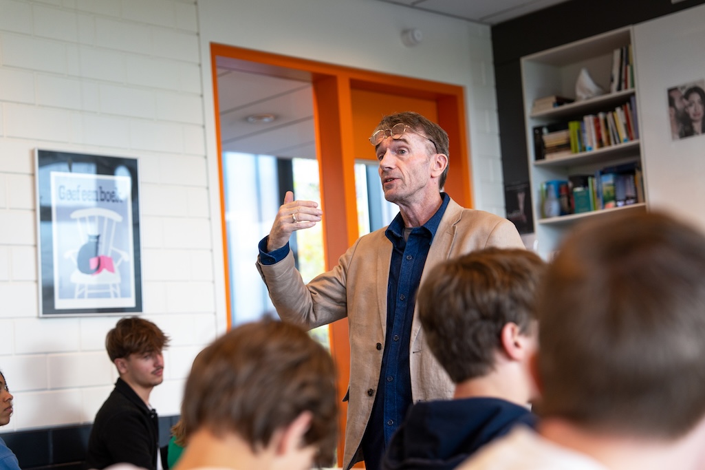 Geanimeerde docent geeft les voor een klas met leerlingen.