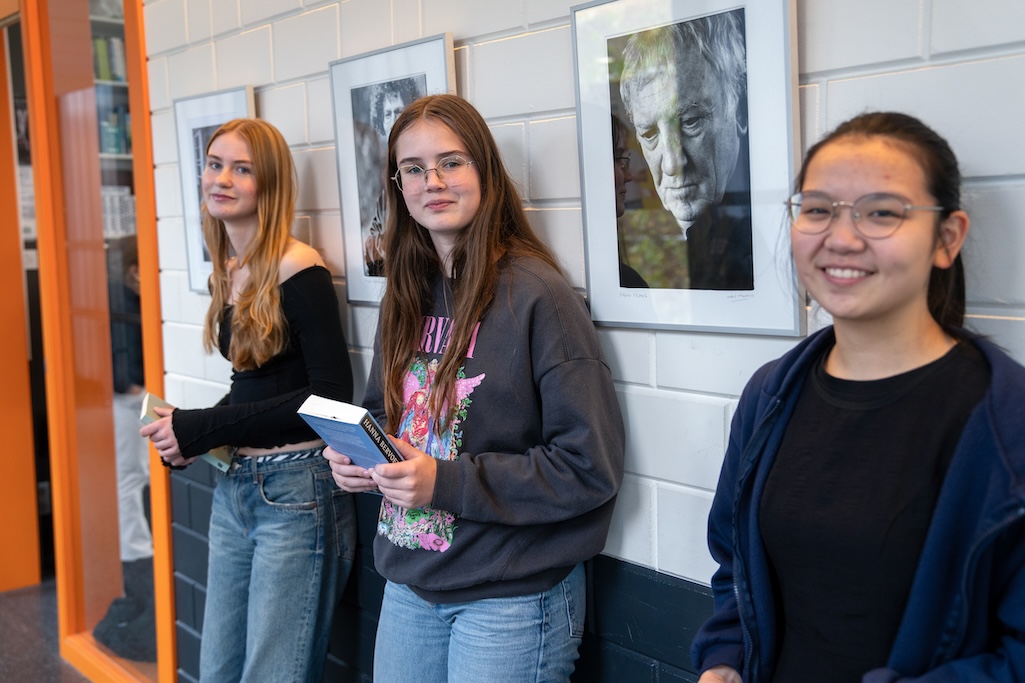 Drie leerlingen in gang met schrijversportretten
