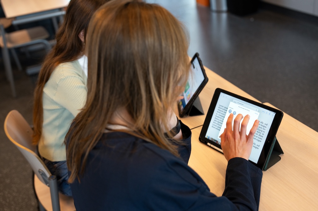 Leerlingen lezen achter tablets