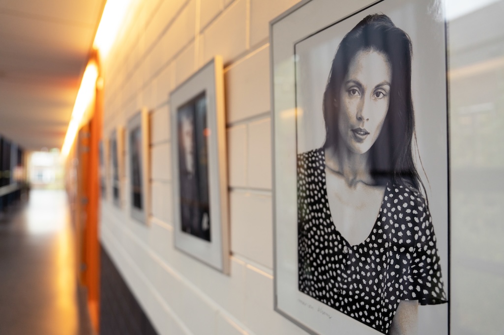 Gang met portretten aan de wand