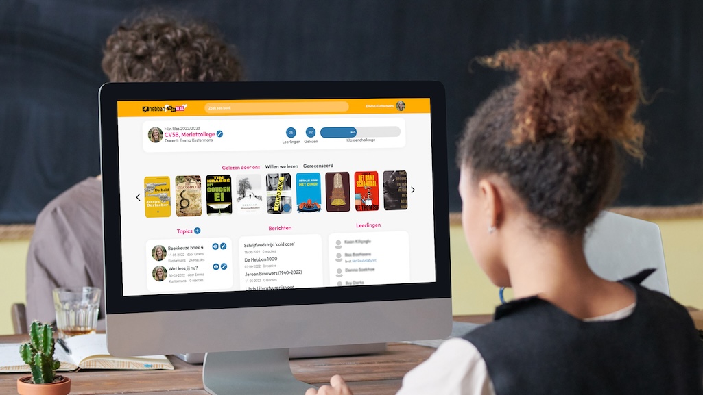 Meisje achter een computersysteem kijkt op een online boekenzoeker