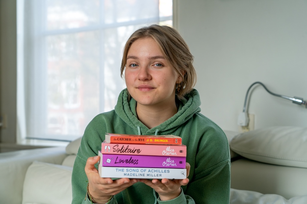 Leerling met stapel boeken in de hand