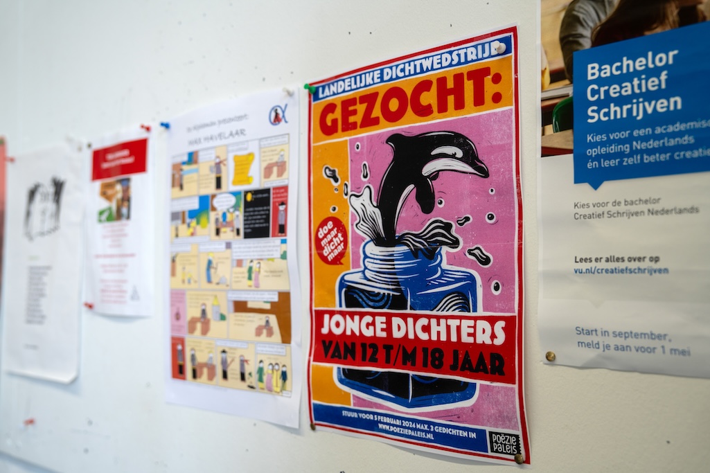 Posters aan een muur