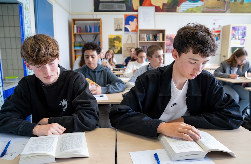 Leerlingen lezen in klaslokaal
