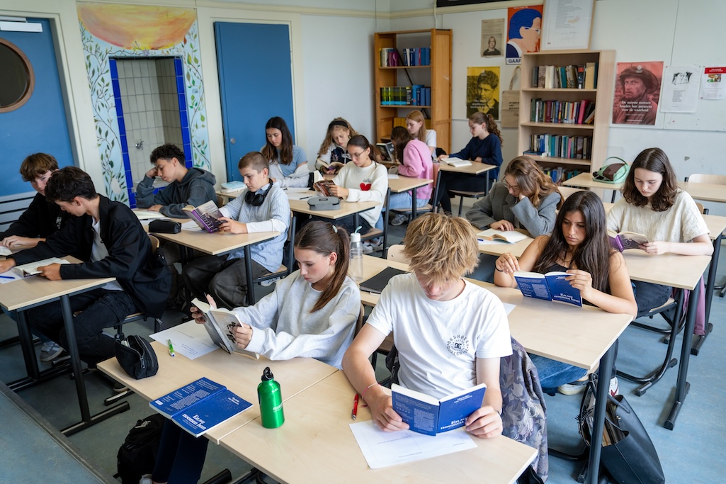 Lezende vo-klas. Van bovenaf gefotografeerd.