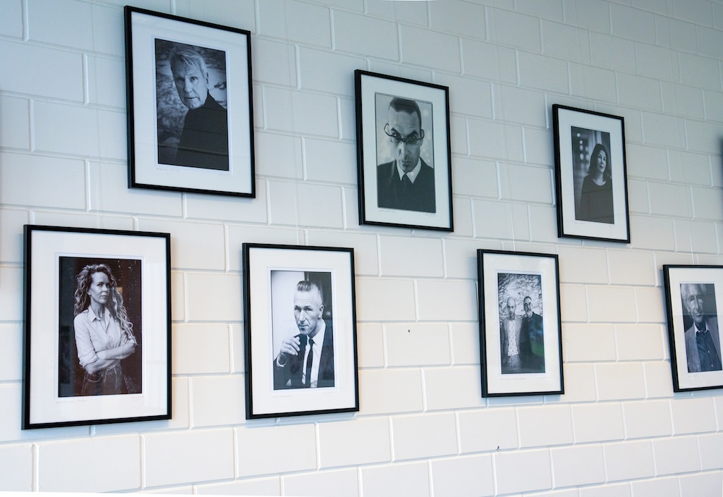 schrijversportretten aan muur