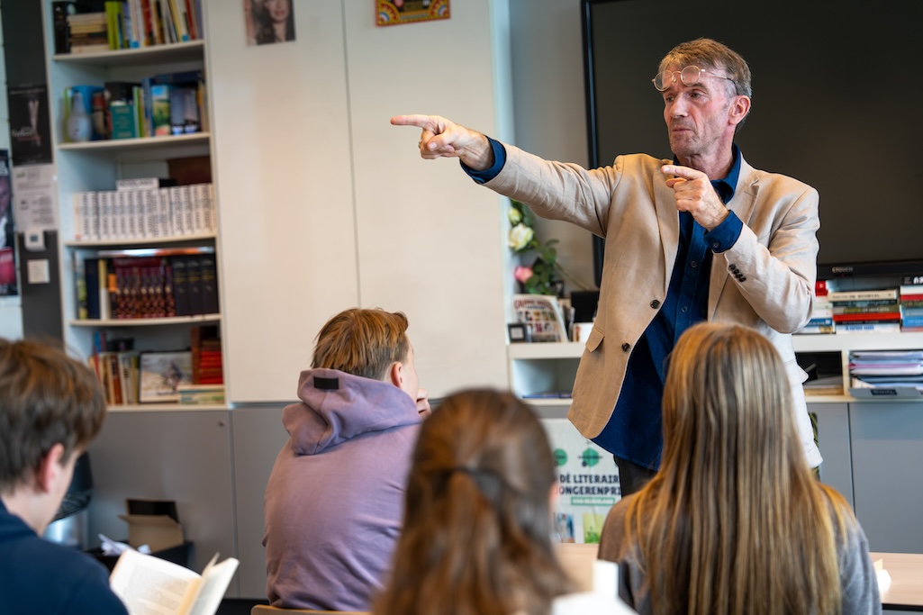 Leraar staat voor de klas