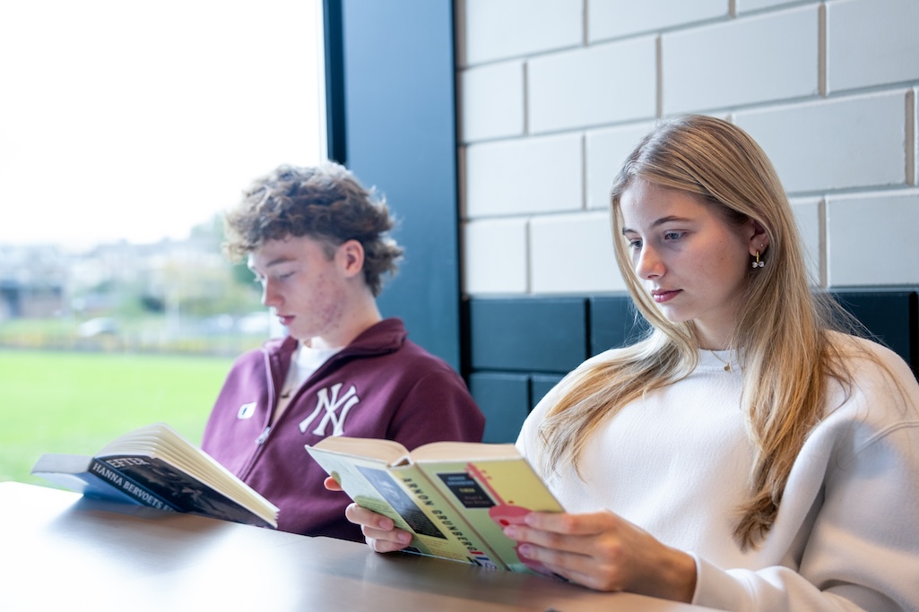 Twee lezende leerlingen