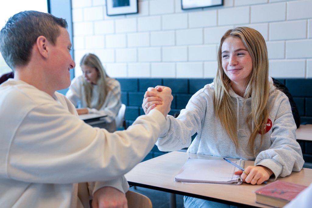 Leerlingen schudden elkaar de hand
