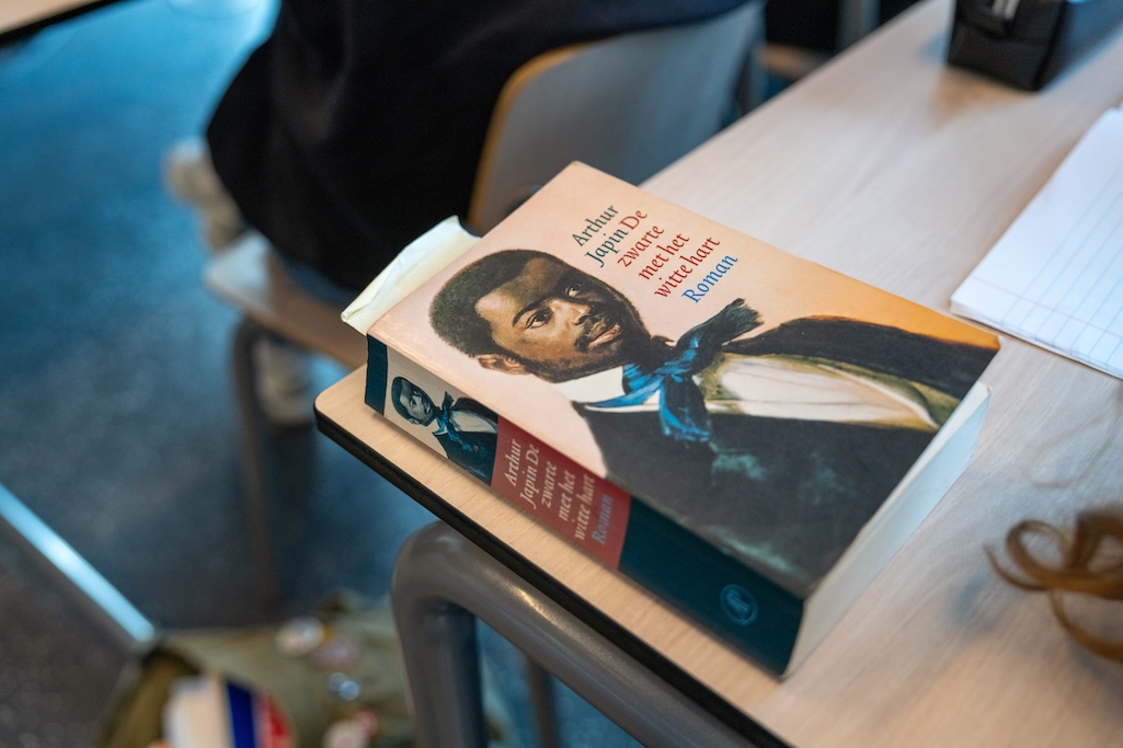 boek 'De zwarte met het witte hart' op tafel