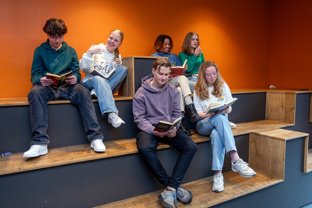 lezende leerlingen op tribune