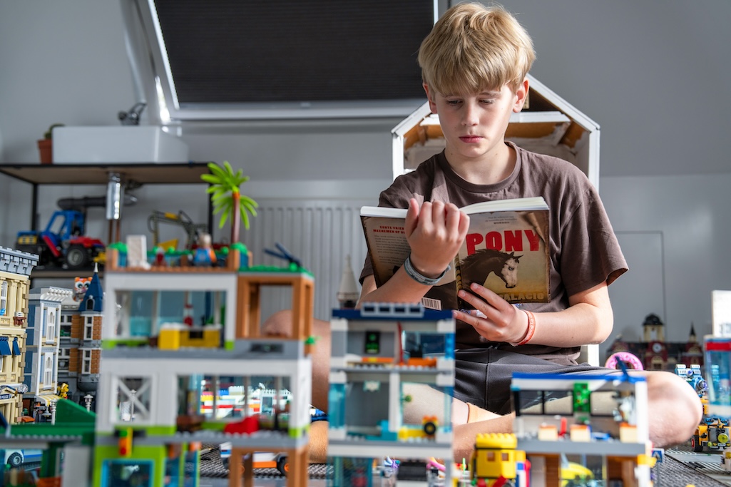 Lezende leerling met lego